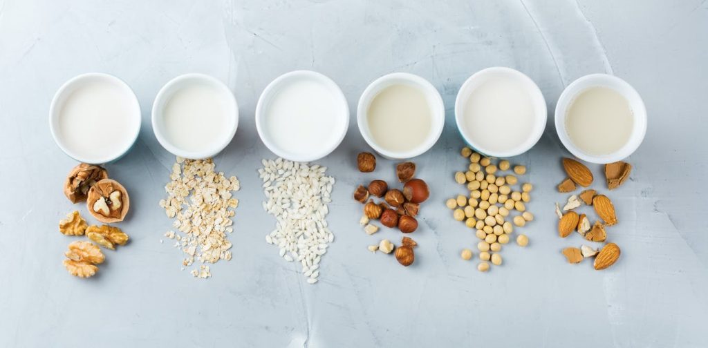 Sữa hạt được làm từ ngũ cốc, họ hàng họ đậu và hạt giàu chất béo