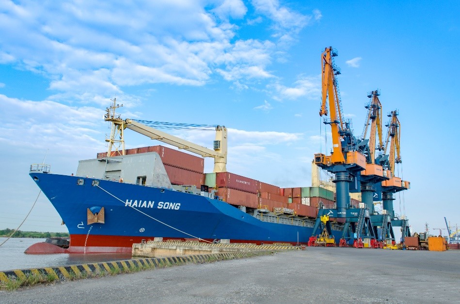Xu hướng tàu container cỡ lớn và tác động đến cảng biển Việt Nam trong vận tải biển quốc tế